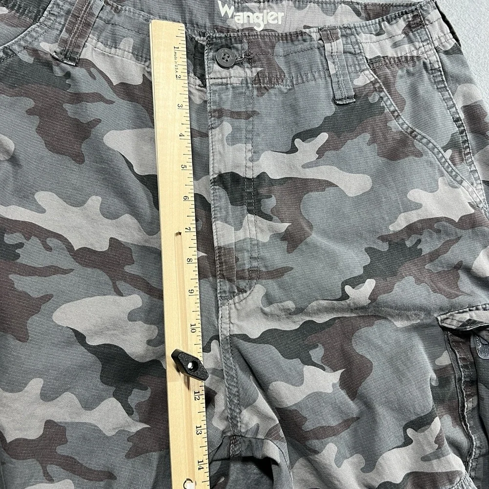 Wrangler Cargo Shorts Mens 36 Green Camo 10